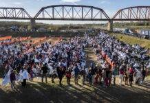 Increíble Desafío en la Frontera: Migrantes Desafían las Barreras y Políticas en Eagle Pass, Texas Desafío Frontera Eagle Pass