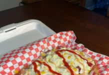 ¡Receta de salchipapas que amarás en 3 sencillos pasos! ¡Deliciosa y cremosa salchipapa con papas crujientes, salchichas jugosas, maíz, salsa de queso, y un toque de kétchup! 🤤 ¡La combinación perfecta de sabores para antojarte en cualquier momento! Receta de salchipapas que te hará querer repetir una y otra vez. 🌭🍟 #RecetaDeSalchipapas #ComidaCallejera #DeliciaPeruana #AntojoPerfecto