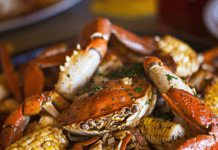 Crab boil perfecto: La sorprendente guía que necesitas Crab boil perfecto: cangrejos, camarones y maíz sazonados con especias cajún sobre un plato abundante.